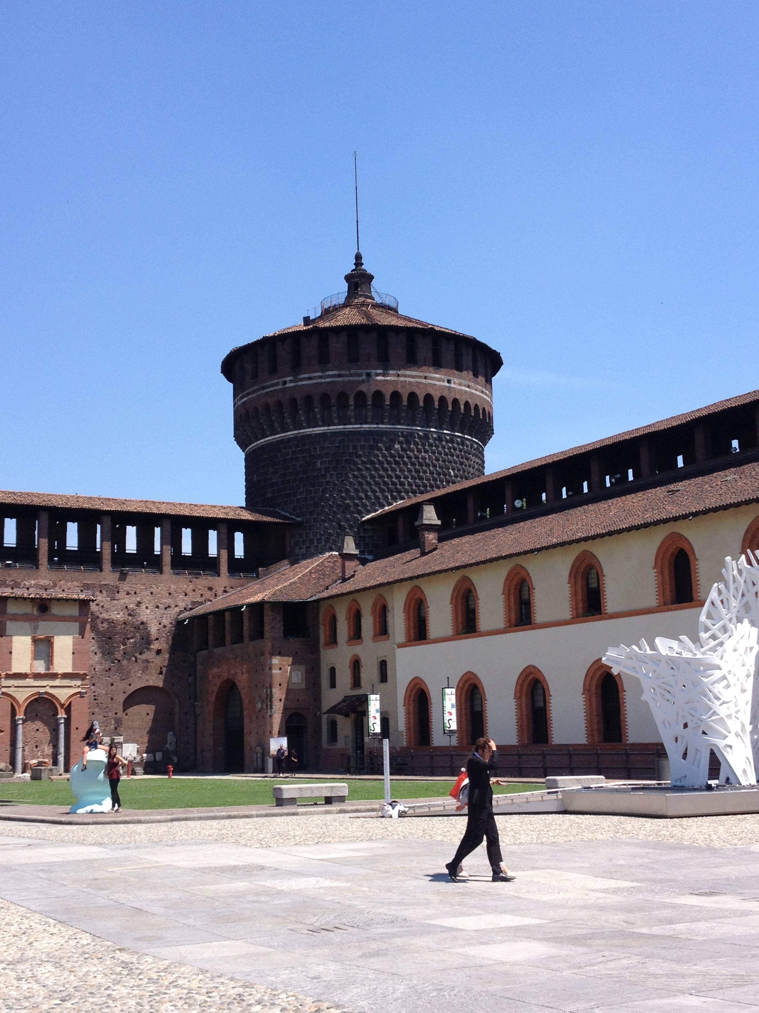 Castello courtyard (2)